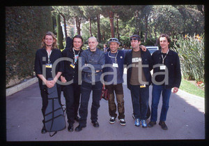 883 Max PEZZALI Ritratto di gruppo 2000 ca - 35mm vintage slide Diapositiva originale, in formato 35 mm.Per i diritti rivolgersi a ICharta.E' severamente vietata la riproduzione. Tutti i diritti sono riservati.ICharta mette in vendita, sul negozio eBay e in esclusiva sul sito "icharta" il proprio archivio composto da numerose diapositive e negativi fotografici d'epoca, tutti originali e autentici, che attraversano la storia del costume tra la fine degli anni Sessanta e Novanta.Si tratta di uno sguardo inedito sull'attualità , la politica, la vita quotidiana, il gossip e la cultura, che fotografa il cambiamento della nazione in quest'ultimo scorcio del XX secolo.Un'occasione unica per il mercato del collezionismo, che vede finalmente disponibile un archivio eccezionale per vastità , tematiche e condizioni, in un settore (il negativo fotografico e la diapositiva) di assoluta novità e dalle interessanti prospettive di investimento. GOOD/buono   originale e autentica 1