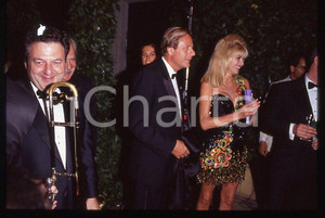 Ivana TRUMP Riccardo MAZZUCCHELLI a un party 1995 ca - 35mm vintage slide (1) Diapositiva originale, in formato 35 mm.Per i diritti rivolgersi a ICharta.E' severamente vietata la riproduzione. Tutti i diritti sono riservati.ICharta mette in vendita, sul negozio eBay e in esclusiva sul sito "icharta" il proprio archivio composto da numerose diapositive e negativi fotografici d'epoca, tutti originali e autentici, che attraversano la storia del costume tra la fine degli anni Sessanta e Novanta.Si tratta di uno sguardo inedito sull'attualità , la politica, la vita quotidiana, il gossip e la cultura, che fotografa il cambiamento della nazione in quest'ultimo scorcio del XX secolo.Un'occasione unica per il mercato del collezionismo, che vede finalmente disponibile un archivio eccezionale per vastità , tematiche e condizioni, in un settore (il negativo fotografico e la diapositiva) di assoluta novità e dalle interessanti prospettive di investimento. GOOD/buono   originale e autentica 1