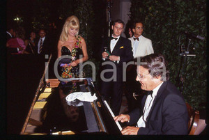 Ivana TRUMP a un party 1995 ca - 35mm vintage slide (5) Diapositiva originale, in formato 35 mm.Per i diritti rivolgersi a ICharta.E' severamente vietata la riproduzione. Tutti i diritti sono riservati.ICharta mette in vendita, sul negozio eBay e in esclusiva sul sito "icharta" il proprio archivio composto da numerose diapositive e negativi fotografici d'epoca, tutti originali e autentici, che attraversano la storia del costume tra la fine degli anni Sessanta e Novanta.Si tratta di uno sguardo inedito sull'attualità , la politica, la vita quotidiana, il gossip e la cultura, che fotografa il cambiamento della nazione in quest'ultimo scorcio del XX secolo.Un'occasione unica per il mercato del collezionismo, che vede finalmente disponibile un archivio eccezionale per vastità , tematiche e condizioni, in un settore (il negativo fotografico e la diapositiva) di assoluta novità e dalle interessanti prospettive di investimento. GOOD/buono   originale e autentica 1
