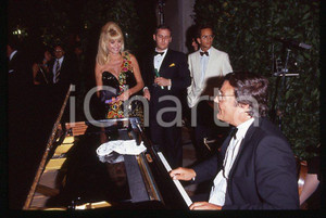 Ivana TRUMP a un party 1995 ca - 35mm vintage slide (6) Diapositiva originale, in formato 35 mm.Per i diritti rivolgersi a ICharta.E' severamente vietata la riproduzione. Tutti i diritti sono riservati.ICharta mette in vendita, sul negozio eBay e in esclusiva sul sito "icharta" il proprio archivio composto da numerose diapositive e negativi fotografici d'epoca, tutti originali e autentici, che attraversano la storia del costume tra la fine degli anni Sessanta e Novanta.Si tratta di uno sguardo inedito sull'attualità , la politica, la vita quotidiana, il gossip e la cultura, che fotografa il cambiamento della nazione in quest'ultimo scorcio del XX secolo.Un'occasione unica per il mercato del collezionismo, che vede finalmente disponibile un archivio eccezionale per vastità , tematiche e condizioni, in un settore (il negativo fotografico e la diapositiva) di assoluta novità e dalle interessanti prospettive di investimento. GOOD/buono   originale e autentica 1