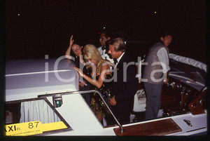 Ivana TRUMP Riccardo MAZZUCCHELLI in barca 1995 ca - 35mm vintage slide (34) Diapositiva originale, in formato 35 mm.Per i diritti rivolgersi a ICharta.E' severamente vietata la riproduzione. Tutti i diritti sono riservati.ICharta mette in vendita, sul negozio eBay e in esclusiva sul sito "icharta" il proprio archivio composto da numerose diapositive e negativi fotografici d'epoca, tutti originali e autentici, che attraversano la storia del costume tra la fine degli anni Sessanta e Novanta.Si tratta di uno sguardo inedito sull'attualità , la politica, la vita quotidiana, il gossip e la cultura, che fotografa il cambiamento della nazione in quest'ultimo scorcio del XX secolo.Un'occasione unica per il mercato del collezionismo, che vede finalmente disponibile un archivio eccezionale per vastità , tematiche e condizioni, in un settore (il negativo fotografico e la diapositiva) di assoluta novità e dalle interessanti prospettive di investimento. GOOD/buono   originale e autentica 1
