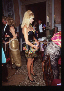 Ivana TRUMP Ritratto 1995 ca - 35mm vintage slide (2) Diapositiva originale, in formato 35 mm.Per i diritti rivolgersi a ICharta.E' severamente vietata la riproduzione. Tutti i diritti sono riservati.ICharta mette in vendita, sul negozio eBay e in esclusiva sul sito "icharta" il proprio archivio composto da numerose diapositive e negativi fotografici d'epoca, tutti originali e autentici, che attraversano la storia del costume tra la fine degli anni Sessanta e Novanta.Si tratta di uno sguardo inedito sull'attualità , la politica, la vita quotidiana, il gossip e la cultura, che fotografa il cambiamento della nazione in quest'ultimo scorcio del XX secolo.Un'occasione unica per il mercato del collezionismo, che vede finalmente disponibile un archivio eccezionale per vastità , tematiche e condizioni, in un settore (il negativo fotografico e la diapositiva) di assoluta novità e dalle interessanti prospettive di investimento. GOOD/buono   originale e autentica 1