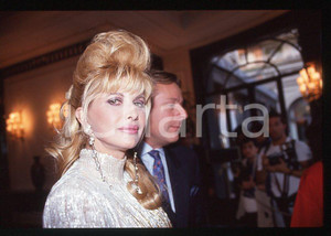Ivana TRUMP Riccardo MAZZUCCHELLI 1995 ca - 35mm vintage slide (7) Diapositiva originale, in formato 35 mm.Per i diritti rivolgersi a ICharta.E' severamente vietata la riproduzione. Tutti i diritti sono riservati.ICharta mette in vendita, sul negozio eBay e in esclusiva sul sito "icharta" il proprio archivio composto da numerose diapositive e negativi fotografici d'epoca, tutti originali e autentici, che attraversano la storia del costume tra la fine degli anni Sessanta e Novanta.Si tratta di uno sguardo inedito sull'attualità , la politica, la vita quotidiana, il gossip e la cultura, che fotografa il cambiamento della nazione in quest'ultimo scorcio del XX secolo.Un'occasione unica per il mercato del collezionismo, che vede finalmente disponibile un archivio eccezionale per vastità , tematiche e condizioni, in un settore (il negativo fotografico e la diapositiva) di assoluta novità e dalle interessanti prospettive di investimento. GOOD/buono   originale e autentica 1