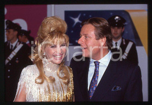 Ivana TRUMP Riccardo MAZZUCCHELLI 1995 ca - 35mm vintage slide (6) Diapositiva originale, in formato 35 mm.Per i diritti rivolgersi a ICharta.E' severamente vietata la riproduzione. Tutti i diritti sono riservati.ICharta mette in vendita, sul negozio eBay e in esclusiva sul sito "icharta" il proprio archivio composto da numerose diapositive e negativi fotografici d'epoca, tutti originali e autentici, che attraversano la storia del costume tra la fine degli anni Sessanta e Novanta.Si tratta di uno sguardo inedito sull'attualità , la politica, la vita quotidiana, il gossip e la cultura, che fotografa il cambiamento della nazione in quest'ultimo scorcio del XX secolo.Un'occasione unica per il mercato del collezionismo, che vede finalmente disponibile un archivio eccezionale per vastità , tematiche e condizioni, in un settore (il negativo fotografico e la diapositiva) di assoluta novità e dalle interessanti prospettive di investimento. GOOD/buono   originale e autentica 1