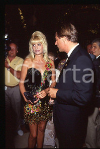 Ivana TRUMP Riccardo MAZZUCCHELLI 1995 ca - 35mm vintage slide 1 Diapositiva originale, in formato 35 mm.Per i diritti rivolgersi a ICharta.E' severamente vietata la riproduzione. Tutti i diritti sono riservati.ICharta mette in vendita, sul negozio eBay e in esclusiva sul sito "icharta" il proprio archivio composto da numerose diapositive e negativi fotografici d'epoca, tutti originali e autentici, che attraversano la storia del costume tra la fine degli anni Sessanta e Novanta.Si tratta di uno sguardo inedito sull'attualità , la politica, la vita quotidiana, il gossip e la cultura, che fotografa il cambiamento della nazione in quest'ultimo scorcio del XX secolo.Un'occasione unica per il mercato del collezionismo, che vede finalmente disponibile un archivio eccezionale per vastità , tematiche e condizioni, in un settore (il negativo fotografico e la diapositiva) di assoluta novità e dalle interessanti prospettive di investimento. GOOD/buono   originale e autentica 1