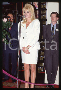 Ivana TRUMP presenta la sua autobiografia 1995 ca - 35mm vintage slide (2) Diapositiva originale, in formato 35 mm.Per i diritti rivolgersi a ICharta.E' severamente vietata la riproduzione. Tutti i diritti sono riservati.ICharta mette in vendita, sul negozio eBay e in esclusiva sul sito "icharta" il proprio archivio composto da numerose diapositive e negativi fotografici d'epoca, tutti originali e autentici, che attraversano la storia del costume tra la fine degli anni Sessanta e Novanta.Si tratta di uno sguardo inedito sull'attualità , la politica, la vita quotidiana, il gossip e la cultura, che fotografa il cambiamento della nazione in quest'ultimo scorcio del XX secolo.Un'occasione unica per il mercato del collezionismo, che vede finalmente disponibile un archivio eccezionale per vastità , tematiche e condizioni, in un settore (il negativo fotografico e la diapositiva) di assoluta novità e dalle interessanti prospettive di investimento. GOOD/buono   originale e autentica 1