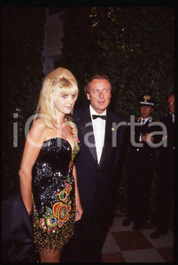 Ivana TRUMP Riccardo MAZZUCCHELLI 1995 ca - 35mm vintage slide 2 Diapositiva originale, in formato 35 mm.Per i diritti rivolgersi a ICharta.E' severamente vietata la riproduzione. Tutti i diritti sono riservati.ICharta mette in vendita, sul negozio eBay e in esclusiva sul sito "icharta" il proprio archivio composto da numerose diapositive e negativi fotografici d'epoca, tutti originali e autentici, che attraversano la storia del costume tra la fine degli anni Sessanta e Novanta.Si tratta di uno sguardo inedito sull'attualità , la politica, la vita quotidiana, il gossip e la cultura, che fotografa il cambiamento della nazione in quest'ultimo scorcio del XX secolo.Un'occasione unica per il mercato del collezionismo, che vede finalmente disponibile un archivio eccezionale per vastità , tematiche e condizioni, in un settore (il negativo fotografico e la diapositiva) di assoluta novità e dalle interessanti prospettive di investimento. GOOD/buono   originale e autentica 1