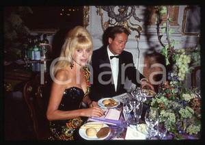 Ivana TRUMP Riccardo MAZZUCCHELLI a cena 1995 ca - 35mm vintage slide 4 Diapositiva originale, in formato 35 mm.Per i diritti rivolgersi a ICharta.E' severamente vietata la riproduzione. Tutti i diritti sono riservati.ICharta mette in vendita, sul negozio eBay e in esclusiva sul sito "icharta" il proprio archivio composto da numerose diapositive e negativi fotografici d'epoca, tutti originali e autentici, che attraversano la storia del costume tra la fine degli anni Sessanta e Novanta.Si tratta di uno sguardo inedito sull'attualità , la politica, la vita quotidiana, il gossip e la cultura, che fotografa il cambiamento della nazione in quest'ultimo scorcio del XX secolo.Un'occasione unica per il mercato del collezionismo, che vede finalmente disponibile un archivio eccezionale per vastità , tematiche e condizioni, in un settore (il negativo fotografico e la diapositiva) di assoluta novità e dalle interessanti prospettive di investimento. GOOD/buono   originale e autentica 1