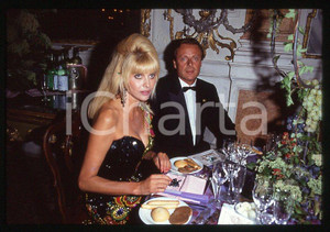 Ivana TRUMP Riccardo MAZZUCCHELLI a cena 1995 ca - 35mm vintage slide 6 Diapositiva originale, in formato 35 mm.Per i diritti rivolgersi a ICharta.E' severamente vietata la riproduzione. Tutti i diritti sono riservati.ICharta mette in vendita, sul negozio eBay e in esclusiva sul sito "icharta" il proprio archivio composto da numerose diapositive e negativi fotografici d'epoca, tutti originali e autentici, che attraversano la storia del costume tra la fine degli anni Sessanta e Novanta.Si tratta di uno sguardo inedito sull'attualità , la politica, la vita quotidiana, il gossip e la cultura, che fotografa il cambiamento della nazione in quest'ultimo scorcio del XX secolo.Un'occasione unica per il mercato del collezionismo, che vede finalmente disponibile un archivio eccezionale per vastità , tematiche e condizioni, in un settore (il negativo fotografico e la diapositiva) di assoluta novità e dalle interessanti prospettive di investimento. GOOD/buono   originale e autentica 1