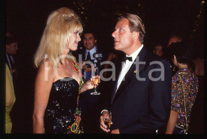 Ivana TRUMP Riccardo MAZZUCCHELLI 1995 ca - 35mm vintage slide 12 Diapositiva originale, in formato 35 mm.Per i diritti rivolgersi a ICharta.E' severamente vietata la riproduzione. Tutti i diritti sono riservati.ICharta mette in vendita, sul negozio eBay e in esclusiva sul sito "icharta" il proprio archivio composto da numerose diapositive e negativi fotografici d'epoca, tutti originali e autentici, che attraversano la storia del costume tra la fine degli anni Sessanta e Novanta.Si tratta di uno sguardo inedito sull'attualità , la politica, la vita quotidiana, il gossip e la cultura, che fotografa il cambiamento della nazione in quest'ultimo scorcio del XX secolo.Un'occasione unica per il mercato del collezionismo, che vede finalmente disponibile un archivio eccezionale per vastità , tematiche e condizioni, in un settore (il negativo fotografico e la diapositiva) di assoluta novità e dalle interessanti prospettive di investimento. GOOD/buono   originale e autentica 1