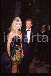 Ivana TRUMP Riccardo MAZZUCCHELLI 1995 ca - 35mm vintage slide 8 Diapositiva originale, in formato 35 mm.Per i diritti rivolgersi a ICharta.E' severamente vietata la riproduzione. Tutti i diritti sono riservati.ICharta mette in vendita, sul negozio eBay e in esclusiva sul sito "icharta" il proprio archivio composto da numerose diapositive e negativi fotografici d'epoca, tutti originali e autentici, che attraversano la storia del costume tra la fine degli anni Sessanta e Novanta.Si tratta di uno sguardo inedito sull'attualità , la politica, la vita quotidiana, il gossip e la cultura, che fotografa il cambiamento della nazione in quest'ultimo scorcio del XX secolo.Un'occasione unica per il mercato del collezionismo, che vede finalmente disponibile un archivio eccezionale per vastità , tematiche e condizioni, in un settore (il negativo fotografico e la diapositiva) di assoluta novità e dalle interessanti prospettive di investimento. GOOD/buono   originale e autentica 1