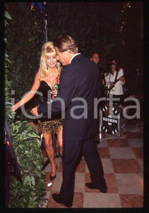 Ivana TRUMP Riccardo MAZZUCCHELLI 1995 ca - 35mm vintage slide 7 Diapositiva originale, in formato 35 mm.Per i diritti rivolgersi a ICharta.E' severamente vietata la riproduzione. Tutti i diritti sono riservati.ICharta mette in vendita, sul negozio eBay e in esclusiva sul sito "icharta" il proprio archivio composto da numerose diapositive e negativi fotografici d'epoca, tutti originali e autentici, che attraversano la storia del costume tra la fine degli anni Sessanta e Novanta.Si tratta di uno sguardo inedito sull'attualità , la politica, la vita quotidiana, il gossip e la cultura, che fotografa il cambiamento della nazione in quest'ultimo scorcio del XX secolo.Un'occasione unica per il mercato del collezionismo, che vede finalmente disponibile un archivio eccezionale per vastità , tematiche e condizioni, in un settore (il negativo fotografico e la diapositiva) di assoluta novità e dalle interessanti prospettive di investimento. GOOD/buono   originale e autentica 1
