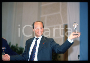 1000 MIGLIA - BRESCIA 1999 35 mm vintage slide 3 Diapositiva d'epoca, in formato 35 mm.CONDIZIONI: GOODE' severamente vietata la riproduzione. Tutti i diritti sono riservati.Nella diapositiva ICharta mette in vendita, sul negozio eBay e in esclusiva sul sito "icharta" il proprio archivio composto da numerose diapositive e negativi fotografici d'epoca, tutti originali e autentici, che attraversano la storia del costume italiano tra gli la fine degli anni Sessanta e Novanta.Si tratta di uno sguardo inedito sull'attualità , la politica, la vita quotidiana, il gossip e la cultura, che fotografa il cambiamento della nazione in quest'ultimo scorcio del XX secolo. Un'occasione unica per il mercato del collezionismo, che vede finalmente disponibile un archivio eccezionale per vastità , tematiche e condizioni, in un settore (il negativo fotografico e la diapositiva) di assoluta novità e dalle interessanti prospettive di investimento.  GOOD/buono   originale e autentica 1