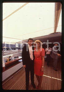 NEW YORK Ivana and Donald TRUMP aboard TRUMP PRINCESS 1988 *35mm vintage slide 3 Diapositiva originale, in formato 35 mm.Per i diritti rivolgersi a ICharta.E' severamente vietata la riproduzione. Tutti i diritti sono riservati.ICharta mette in vendita, sul negozio eBay e in esclusiva sul sito "icharta" il proprio archivio composto da numerose diapositive e negativi fotografici d'epoca, tutti originali e autentici, che attraversano la storia del costume tra la fine degli anni Sessanta e Novanta.Si tratta di uno sguardo inedito sull'attualità , la politica, la vita quotidiana, il gossip e la cultura, che fotografa il cambiamento della nazione in quest'ultimo scorcio del XX secolo.Un'occasione unica per il mercato del collezionismo, che vede finalmente disponibile un archivio eccezionale per vastità , tematiche e condizioni, in un settore (il negativo fotografico e la diapositiva) di assoluta novità e dalle interessanti prospettive di investimento. GOOD/buono   originale e autentica 1