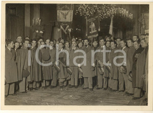 1931 ROMA Italo BALBO riceve trasvolatori crociera aerea Italia-Brasile *Foto  Fotografia originale d'epoca, con didascalia manoscritta al verso: "Il ricevimento nelle sale del Circolo della Stampa a Roma dei trasvolatori dell'oceano". FAIR/discreto olievi difetti di stampa al lato superiore Formato: 18x13 cm originale e autentica 1