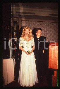 BEVERLY HILLS Ivana TRUMP Ritratto 1985 ca - 35mm vintage slide (3) Diapositiva originale, in formato 35 mm.Per i diritti rivolgersi a ICharta.E' severamente vietata la riproduzione. Tutti i diritti sono riservati.ICharta mette in vendita, sul negozio eBay e in esclusiva sul sito "icharta" il proprio archivio composto da numerose diapositive e negativi fotografici d'epoca, tutti originali e autentici, che attraversano la storia del costume tra la fine degli anni Sessanta e Novanta.Si tratta di uno sguardo inedito sull'attualità , la politica, la vita quotidiana, il gossip e la cultura, che fotografa il cambiamento della nazione in quest'ultimo scorcio del XX secolo.Un'occasione unica per il mercato del collezionismo, che vede finalmente disponibile un archivio eccezionale per vastità , tematiche e condizioni, in un settore (il negativo fotografico e la diapositiva) di assoluta novità e dalle interessanti prospettive di investimento. GOOD/buono   originale e autentica 1