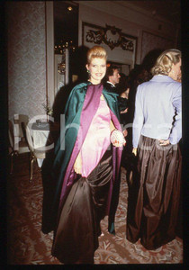 Ivana TRUMP Ritratto dell'imprenditrice 1985 ca - 35mm vintage slide (3) Diapositiva originale, in formato 35 mm.Per i diritti rivolgersi a ICharta.E' severamente vietata la riproduzione. Tutti i diritti sono riservati.ICharta mette in vendita, sul negozio eBay e in esclusiva sul sito "icharta" il proprio archivio composto da numerose diapositive e negativi fotografici d'epoca, tutti originali e autentici, che attraversano la storia del costume tra la fine degli anni Sessanta e Novanta.Si tratta di uno sguardo inedito sull'attualità , la politica, la vita quotidiana, il gossip e la cultura, che fotografa il cambiamento della nazione in quest'ultimo scorcio del XX secolo.Un'occasione unica per il mercato del collezionismo, che vede finalmente disponibile un archivio eccezionale per vastità , tematiche e condizioni, in un settore (il negativo fotografico e la diapositiva) di assoluta novità e dalle interessanti prospettive di investimento. GOOD/buono   originale e autentica 1