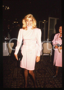 Ivana TRUMP Ritratto dell'imprenditrice 1985 ca - 35mm vintage slide (2) Diapositiva originale, in formato 35 mm.Per i diritti rivolgersi a ICharta.E' severamente vietata la riproduzione. Tutti i diritti sono riservati.ICharta mette in vendita, sul negozio eBay e in esclusiva sul sito "icharta" il proprio archivio composto da numerose diapositive e negativi fotografici d'epoca, tutti originali e autentici, che attraversano la storia del costume tra la fine degli anni Sessanta e Novanta.Si tratta di uno sguardo inedito sull'attualità , la politica, la vita quotidiana, il gossip e la cultura, che fotografa il cambiamento della nazione in quest'ultimo scorcio del XX secolo.Un'occasione unica per il mercato del collezionismo, che vede finalmente disponibile un archivio eccezionale per vastità , tematiche e condizioni, in un settore (il negativo fotografico e la diapositiva) di assoluta novità e dalle interessanti prospettive di investimento. GOOD/buono   originale e autentica 1