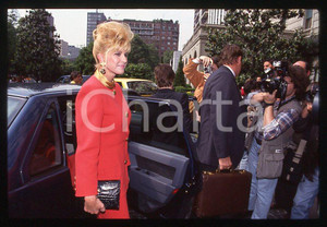 Ivana TRUMP Ritratto dell'imprenditrice 1985 ca - 35mm vintage slide (12) Diapositiva originale, in formato 35 mm.Per i diritti rivolgersi a ICharta.E' severamente vietata la riproduzione. Tutti i diritti sono riservati.ICharta mette in vendita, sul negozio eBay e in esclusiva sul sito "icharta" il proprio archivio composto da numerose diapositive e negativi fotografici d'epoca, tutti originali e autentici, che attraversano la storia del costume tra la fine degli anni Sessanta e Novanta.Si tratta di uno sguardo inedito sull'attualità , la politica, la vita quotidiana, il gossip e la cultura, che fotografa il cambiamento della nazione in quest'ultimo scorcio del XX secolo.Un'occasione unica per il mercato del collezionismo, che vede finalmente disponibile un archivio eccezionale per vastità , tematiche e condizioni, in un settore (il negativo fotografico e la diapositiva) di assoluta novità e dalle interessanti prospettive di investimento. GOOD/buono   originale e autentica 1