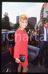 Ivana TRUMP Ritratto dell'imprenditrice 1985 ca - 35mm vintage slide (11) Diapositiva originale, in formato 35 mm.Per i diritti rivolgersi a ICharta.E' severamente vietata la riproduzione. Tutti i diritti sono riservati.ICharta mette in vendita, sul negozio eBay e in esclusiva sul sito "icharta" il proprio archivio composto da numerose diapositive e negativi fotografici d'epoca, tutti originali e autentici, che attraversano la storia del costume tra la fine degli anni Sessanta e Novanta.Si tratta di uno sguardo inedito sull'attualità , la politica, la vita quotidiana, il gossip e la cultura, che fotografa il cambiamento della nazione in quest'ultimo scorcio del XX secolo.Un'occasione unica per il mercato del collezionismo, che vede finalmente disponibile un archivio eccezionale per vastità , tematiche e condizioni, in un settore (il negativo fotografico e la diapositiva) di assoluta novità e dalle interessanti prospettive di investimento. GOOD/buono   originale e autentica 1
