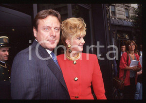 Riccardo MAZZUCCHELLI Ivana TRUMP 1995 ca - 35mm vintage slide (3) Diapositiva originale, in formato 35 mm.Per i diritti rivolgersi a ICharta.E' severamente vietata la riproduzione. Tutti i diritti sono riservati.ICharta mette in vendita, sul negozio eBay e in esclusiva sul sito "icharta" il proprio archivio composto da numerose diapositive e negativi fotografici d'epoca, tutti originali e autentici, che attraversano la storia del costume tra la fine degli anni Sessanta e Novanta.Si tratta di uno sguardo inedito sull'attualità , la politica, la vita quotidiana, il gossip e la cultura, che fotografa il cambiamento della nazione in quest'ultimo scorcio del XX secolo.Un'occasione unica per il mercato del collezionismo, che vede finalmente disponibile un archivio eccezionale per vastità , tematiche e condizioni, in un settore (il negativo fotografico e la diapositiva) di assoluta novità e dalle interessanti prospettive di investimento. GOOD/buono   originale e autentica 1