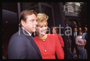Riccardo MAZZUCCHELLI Ivana TRUMP 1995 ca - 35mm vintage slide (2) Diapositiva originale, in formato 35 mm.Per i diritti rivolgersi a ICharta.E' severamente vietata la riproduzione. Tutti i diritti sono riservati.ICharta mette in vendita, sul negozio eBay e in esclusiva sul sito "icharta" il proprio archivio composto da numerose diapositive e negativi fotografici d'epoca, tutti originali e autentici, che attraversano la storia del costume tra la fine degli anni Sessanta e Novanta.Si tratta di uno sguardo inedito sull'attualità , la politica, la vita quotidiana, il gossip e la cultura, che fotografa il cambiamento della nazione in quest'ultimo scorcio del XX secolo.Un'occasione unica per il mercato del collezionismo, che vede finalmente disponibile un archivio eccezionale per vastità , tematiche e condizioni, in un settore (il negativo fotografico e la diapositiva) di assoluta novità e dalle interessanti prospettive di investimento. GOOD/buono   originale e autentica 1