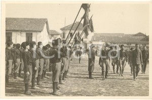 1932 LISSONE Console Erminio BRUSA passa in rassegna i fasci giovanili *Foto  Fotografia originale d'epoca, con didascalia dattiloscritta al verso.FOTOGRAFO: Bellina - Milano FAIR/discreto margini leggermente rifilati Formato: 18x12 cm originale e autentica 1
