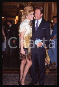 Ivana TRUMP Riccardo MAZZUCCHELLI 1995 ca *35mm vintage slide (2) Diapositiva originale, in formato 35 mm.Per i diritti rivolgersi a ICharta.E' severamente vietata la riproduzione. Tutti i diritti sono riservati.ICharta mette in vendita, sul negozio eBay e in esclusiva sul sito "icharta" il proprio archivio composto da numerose diapositive e negativi fotografici d'epoca, tutti originali e autentici, che attraversano la storia del costume tra la fine degli anni Sessanta e Novanta.Si tratta di uno sguardo inedito sull'attualità , la politica, la vita quotidiana, il gossip e la cultura, che fotografa il cambiamento della nazione in quest'ultimo scorcio del XX secolo.Un'occasione unica per il mercato del collezionismo, che vede finalmente disponibile un archivio eccezionale per vastità , tematiche e condizioni, in un settore (il negativo fotografico e la diapositiva) di assoluta novità e dalle interessanti prospettive di investimento. GOOD/buono   originale e autentica 1