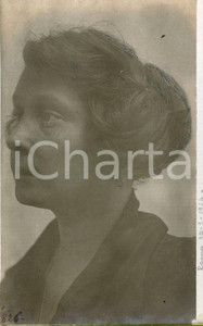 1924 ROMA Ritratto di Anna SAVINI RICCI *Fotocartolina Luigi GREA (3) Fotografia originale d'epoca, in formato cartolina postale.Si tratta di uno scatto realizzato da un fotografo amatoriale, Luigi "Gigi" Grea, funzionario delle ferrovie.Didascalia manoscritta al recto e al verso, autografa del fotografo. GOOD/buono ma piccola sbrecciatura angolare Formato: 9x14 cm originale e autentica 1