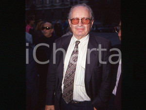 Romano MUSSOLINI Ritratto 1995 ca - 35mm vintage slide (3) Diapositiva originale, in formato 35 mm.Per i diritti rivolgersi a ICharta.E' severamente vietata la riproduzione. Tutti i diritti sono riservati.ICharta mette in vendita, sul negozio eBay e in esclusiva sul sito "icharta" il proprio archivio composto da numerose diapositive e negativi fotografici d'epoca, tutti originali e autentici, che attraversano la storia del costume tra la fine degli anni Sessanta e Novanta.Si tratta di uno sguardo inedito sull'attualità , la politica, la vita quotidiana, il gossip e la cultura, che fotografa il cambiamento della nazione in quest'ultimo scorcio del XX secolo.Un'occasione unica per il mercato del collezionismo, che vede finalmente disponibile un archivio eccezionale per vastità , tematiche e condizioni, in un settore (il negativo fotografico e la diapositiva) di assoluta novità e dalle interessanti prospettive di investimento. GOOD/buono   originale e autentica 1