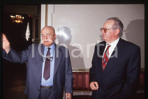 MSI Romano MUSSOLINI Giorgio PISANÒ 1995 ca - 35mm vintage slide (2) Diapositiva originale, in formato 35 mm.Per i diritti rivolgersi a ICharta.E' severamente vietata la riproduzione. Tutti i diritti sono riservati.ICharta mette in vendita, sul negozio eBay e in esclusiva sul sito "icharta" il proprio archivio composto da numerose diapositive e negativi fotografici d'epoca, tutti originali e autentici, che attraversano la storia del costume tra la fine degli anni Sessanta e Novanta.Si tratta di uno sguardo inedito sull'attualità , la politica, la vita quotidiana, il gossip e la cultura, che fotografa il cambiamento della nazione in quest'ultimo scorcio del XX secolo.Un'occasione unica per il mercato del collezionismo, che vede finalmente disponibile un archivio eccezionale per vastità , tematiche e condizioni, in un settore (il negativo fotografico e la diapositiva) di assoluta novità e dalle interessanti prospettive di investimento. GOOD/buono   originale e autentica 1