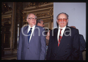 Romano MUSSOLINI Fulvio BELLINI 1995 ca - 35mm vintage slide (1) Diapositiva originale, in formato 35 mm.Per i diritti rivolgersi a ICharta.E' severamente vietata la riproduzione. Tutti i diritti sono riservati.ICharta mette in vendita, sul negozio eBay e in esclusiva sul sito "icharta" il proprio archivio composto da numerose diapositive e negativi fotografici d'epoca, tutti originali e autentici, che attraversano la storia del costume tra la fine degli anni Sessanta e Novanta.Si tratta di uno sguardo inedito sull'attualità , la politica, la vita quotidiana, il gossip e la cultura, che fotografa il cambiamento della nazione in quest'ultimo scorcio del XX secolo.Un'occasione unica per il mercato del collezionismo, che vede finalmente disponibile un archivio eccezionale per vastità , tematiche e condizioni, in un settore (il negativo fotografico e la diapositiva) di assoluta novità e dalle interessanti prospettive di investimento. GOOD/buono   originale e autentica 1