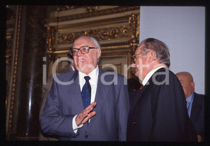 Romano MUSSOLINI Fulvio BELLINI 1995 ca - 35mm vintage slide (2) Diapositiva originale, in formato 35 mm.Per i diritti rivolgersi a ICharta.E' severamente vietata la riproduzione. Tutti i diritti sono riservati.ICharta mette in vendita, sul negozio eBay e in esclusiva sul sito "icharta" il proprio archivio composto da numerose diapositive e negativi fotografici d'epoca, tutti originali e autentici, che attraversano la storia del costume tra la fine degli anni Sessanta e Novanta.Si tratta di uno sguardo inedito sull'attualità , la politica, la vita quotidiana, il gossip e la cultura, che fotografa il cambiamento della nazione in quest'ultimo scorcio del XX secolo.Un'occasione unica per il mercato del collezionismo, che vede finalmente disponibile un archivio eccezionale per vastità , tematiche e condizioni, in un settore (il negativo fotografico e la diapositiva) di assoluta novità e dalle interessanti prospettive di investimento. GOOD/buono   originale e autentica 1