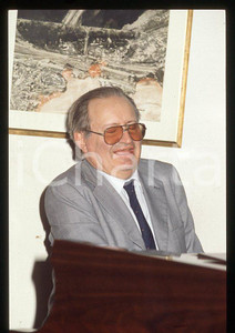 JAZZ Romano MUSSOLINI al pianoforte 1990 ca - 35mm vintage slide (3) Diapositiva originale, in formato 35 mm.Per i diritti rivolgersi a ICharta.E' severamente vietata la riproduzione. Tutti i diritti sono riservati.ICharta mette in vendita, sul negozio eBay e in esclusiva sul sito "icharta" il proprio archivio composto da numerose diapositive e negativi fotografici d'epoca, tutti originali e autentici, che attraversano la storia del costume tra la fine degli anni Sessanta e Novanta.Si tratta di uno sguardo inedito sull'attualità , la politica, la vita quotidiana, il gossip e la cultura, che fotografa il cambiamento della nazione in quest'ultimo scorcio del XX secolo.Un'occasione unica per il mercato del collezionismo, che vede finalmente disponibile un archivio eccezionale per vastità , tematiche e condizioni, in un settore (il negativo fotografico e la diapositiva) di assoluta novità e dalle interessanti prospettive di investimento. GOOD/buono   originale e autentica 1