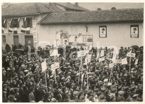 1935 FASCISMO NERVIANO (MI) Visita del Federale - Folla in attesa *Foto  Fotografia originale d'epoca, con didascalia dattiloscritta e timbro datario al verso. VERY POOR/gravemente danneggiato evidente difetto di stampa al lato inferiore; margini rifilati Formato: 22x16 cm originale e autentica 1