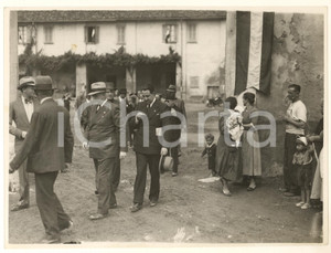 1936 ROZZANO (MI) Prefetto Riccardo MOTTA visita i dormitori delle mondine *Foto  Fotografia originale d'epoca, con didascalia manoscritta e timbro datario al verso.FOTOGRAFO: E Montesi - Milano FAIR/discreto lievi graffi superficiali; piccola piegatura angolare e difetti di stampa Formato: 24x18 cm originale e autentica 1