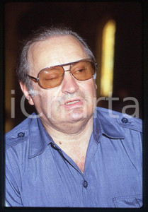 Romano MUSSOLINI Ritratto 1980 ca - 35mm vintage slide (9) Diapositiva originale, in formato 35 mm.Per i diritti rivolgersi a ICharta.E' severamente vietata la riproduzione. Tutti i diritti sono riservati.ICharta mette in vendita, sul negozio eBay e in esclusiva sul sito "icharta" il proprio archivio composto da numerose diapositive e negativi fotografici d'epoca, tutti originali e autentici, che attraversano la storia del costume tra la fine degli anni Sessanta e Novanta.Si tratta di uno sguardo inedito sull'attualità , la politica, la vita quotidiana, il gossip e la cultura, che fotografa il cambiamento della nazione in quest'ultimo scorcio del XX secolo.Un'occasione unica per il mercato del collezionismo, che vede finalmente disponibile un archivio eccezionale per vastità , tematiche e condizioni, in un settore (il negativo fotografico e la diapositiva) di assoluta novità e dalle interessanti prospettive di investimento. GOOD/buono   originale e autentica 1