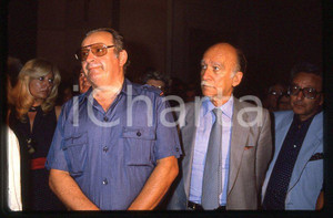 MSI Giorgio ALMIRANTE Romano MUSSOLINI 1980 ca - 35mm vintage slide (4) Diapositiva originale, in formato 35 mm.Per i diritti rivolgersi a ICharta.E' severamente vietata la riproduzione. Tutti i diritti sono riservati.ICharta mette in vendita, sul negozio eBay e in esclusiva sul sito "icharta" il proprio archivio composto da numerose diapositive e negativi fotografici d'epoca, tutti originali e autentici, che attraversano la storia del costume tra la fine degli anni Sessanta e Novanta.Si tratta di uno sguardo inedito sull'attualità , la politica, la vita quotidiana, il gossip e la cultura, che fotografa il cambiamento della nazione in quest'ultimo scorcio del XX secolo.Un'occasione unica per il mercato del collezionismo, che vede finalmente disponibile un archivio eccezionale per vastità , tematiche e condizioni, in un settore (il negativo fotografico e la diapositiva) di assoluta novità e dalle interessanti prospettive di investimento. GOOD/buono   originale e autentica 1