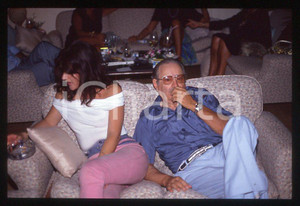Romano MUSSOLINI Ritratto 1980 ca - 35mm vintage slide (15) Diapositiva originale, in formato 35 mm.Per i diritti rivolgersi a ICharta.E' severamente vietata la riproduzione. Tutti i diritti sono riservati.ICharta mette in vendita, sul negozio eBay e in esclusiva sul sito "icharta" il proprio archivio composto da numerose diapositive e negativi fotografici d'epoca, tutti originali e autentici, che attraversano la storia del costume tra la fine degli anni Sessanta e Novanta.Si tratta di uno sguardo inedito sull'attualità , la politica, la vita quotidiana, il gossip e la cultura, che fotografa il cambiamento della nazione in quest'ultimo scorcio del XX secolo.Un'occasione unica per il mercato del collezionismo, che vede finalmente disponibile un archivio eccezionale per vastità , tematiche e condizioni, in un settore (il negativo fotografico e la diapositiva) di assoluta novità e dalle interessanti prospettive di investimento. GOOD/buono   originale e autentica 1
