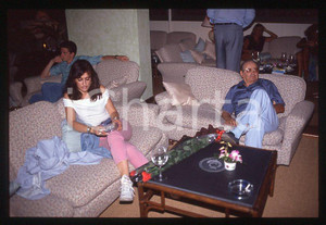 Romano MUSSOLINI Ritratto 1980 ca - 35mm vintage slide (16) Diapositiva originale, in formato 35 mm.Per i diritti rivolgersi a ICharta.E' severamente vietata la riproduzione. Tutti i diritti sono riservati.ICharta mette in vendita, sul negozio eBay e in esclusiva sul sito "icharta" il proprio archivio composto da numerose diapositive e negativi fotografici d'epoca, tutti originali e autentici, che attraversano la storia del costume tra la fine degli anni Sessanta e Novanta.Si tratta di uno sguardo inedito sull'attualità , la politica, la vita quotidiana, il gossip e la cultura, che fotografa il cambiamento della nazione in quest'ultimo scorcio del XX secolo.Un'occasione unica per il mercato del collezionismo, che vede finalmente disponibile un archivio eccezionale per vastità , tematiche e condizioni, in un settore (il negativo fotografico e la diapositiva) di assoluta novità e dalle interessanti prospettive di investimento. GOOD/buono   originale e autentica 1