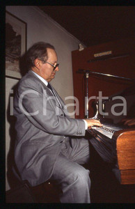 JAZZ Romano MUSSOLINI al pianoforte 1990 ca - 35mm vintage slide (17) Diapositiva originale, in formato 35 mm.Per i diritti rivolgersi a ICharta.E' severamente vietata la riproduzione. Tutti i diritti sono riservati.ICharta mette in vendita, sul negozio eBay e in esclusiva sul sito "icharta" il proprio archivio composto da numerose diapositive e negativi fotografici d'epoca, tutti originali e autentici, che attraversano la storia del costume tra la fine degli anni Sessanta e Novanta.Si tratta di uno sguardo inedito sull'attualità , la politica, la vita quotidiana, il gossip e la cultura, che fotografa il cambiamento della nazione in quest'ultimo scorcio del XX secolo.Un'occasione unica per il mercato del collezionismo, che vede finalmente disponibile un archivio eccezionale per vastità , tematiche e condizioni, in un settore (il negativo fotografico e la diapositiva) di assoluta novità e dalle interessanti prospettive di investimento. GOOD/buono   originale e autentica 1