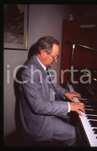 JAZZ Romano MUSSOLINI al pianoforte 1990 ca - 35mm vintage slide (24) Diapositiva originale, in formato 35 mm.Per i diritti rivolgersi a ICharta.E' severamente vietata la riproduzione. Tutti i diritti sono riservati.ICharta mette in vendita, sul negozio eBay e in esclusiva sul sito "icharta" il proprio archivio composto da numerose diapositive e negativi fotografici d'epoca, tutti originali e autentici, che attraversano la storia del costume tra la fine degli anni Sessanta e Novanta.Si tratta di uno sguardo inedito sull'attualità , la politica, la vita quotidiana, il gossip e la cultura, che fotografa il cambiamento della nazione in quest'ultimo scorcio del XX secolo.Un'occasione unica per il mercato del collezionismo, che vede finalmente disponibile un archivio eccezionale per vastità , tematiche e condizioni, in un settore (il negativo fotografico e la diapositiva) di assoluta novità e dalle interessanti prospettive di investimento. GOOD/buono   originale e autentica 1