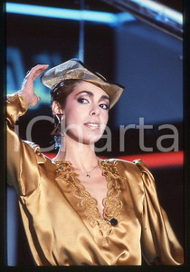 Nadia CASSINI Ritratto della showgirl 1980 ca - 35mm vintage slide (3) Diapositiva originale, in formato 35 mm.Per i diritti rivolgersi a ICharta.E' severamente vietata la riproduzione. Tutti i diritti sono riservati.ICharta mette in vendita, sul negozio eBay e in esclusiva sul sito "icharta" il proprio archivio composto da numerose diapositive e negativi fotografici d'epoca, tutti originali e autentici, che attraversano la storia del costume tra la fine degli anni Sessanta e Novanta.Si tratta di uno sguardo inedito sull'attualità , la politica, la vita quotidiana, il gossip e la cultura, che fotografa il cambiamento della nazione in quest'ultimo scorcio del XX secolo.Un'occasione unica per il mercato del collezionismo, che vede finalmente disponibile un archivio eccezionale per vastità , tematiche e condizioni, in un settore (il negativo fotografico e la diapositiva) di assoluta novità e dalle interessanti prospettive di investimento. GOOD/buono   originale e autentica 1