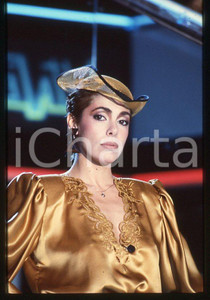 Nadia CASSINI Ritratto della showgirl 1980 ca - 35mm vintage slide (4) Diapositiva originale, in formato 35 mm.Per i diritti rivolgersi a ICharta.E' severamente vietata la riproduzione. Tutti i diritti sono riservati.ICharta mette in vendita, sul negozio eBay e in esclusiva sul sito "icharta" il proprio archivio composto da numerose diapositive e negativi fotografici d'epoca, tutti originali e autentici, che attraversano la storia del costume tra la fine degli anni Sessanta e Novanta.Si tratta di uno sguardo inedito sull'attualità , la politica, la vita quotidiana, il gossip e la cultura, che fotografa il cambiamento della nazione in quest'ultimo scorcio del XX secolo.Un'occasione unica per il mercato del collezionismo, che vede finalmente disponibile un archivio eccezionale per vastità , tematiche e condizioni, in un settore (il negativo fotografico e la diapositiva) di assoluta novità e dalle interessanti prospettive di investimento. GOOD/buono   originale e autentica 1