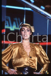 Nadia CASSINI Ritratto della showgirl 1980 ca - 35mm vintage slide (7) Diapositiva originale, in formato 35 mm.Per i diritti rivolgersi a ICharta.E' severamente vietata la riproduzione. Tutti i diritti sono riservati.ICharta mette in vendita, sul negozio eBay e in esclusiva sul sito "icharta" il proprio archivio composto da numerose diapositive e negativi fotografici d'epoca, tutti originali e autentici, che attraversano la storia del costume tra la fine degli anni Sessanta e Novanta.Si tratta di uno sguardo inedito sull'attualità , la politica, la vita quotidiana, il gossip e la cultura, che fotografa il cambiamento della nazione in quest'ultimo scorcio del XX secolo.Un'occasione unica per il mercato del collezionismo, che vede finalmente disponibile un archivio eccezionale per vastità , tematiche e condizioni, in un settore (il negativo fotografico e la diapositiva) di assoluta novità e dalle interessanti prospettive di investimento. GOOD/buono   originale e autentica 1