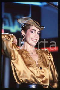 Nadia CASSINI Ritratto della showgirl 1980 ca - 35mm vintage slide (14) Diapositiva originale, in formato 35 mm.Per i diritti rivolgersi a ICharta.E' severamente vietata la riproduzione. Tutti i diritti sono riservati.ICharta mette in vendita, sul negozio eBay e in esclusiva sul sito "icharta" il proprio archivio composto da numerose diapositive e negativi fotografici d'epoca, tutti originali e autentici, che attraversano la storia del costume tra la fine degli anni Sessanta e Novanta.Si tratta di uno sguardo inedito sull'attualità , la politica, la vita quotidiana, il gossip e la cultura, che fotografa il cambiamento della nazione in quest'ultimo scorcio del XX secolo.Un'occasione unica per il mercato del collezionismo, che vede finalmente disponibile un archivio eccezionale per vastità , tematiche e condizioni, in un settore (il negativo fotografico e la diapositiva) di assoluta novità e dalle interessanti prospettive di investimento. GOOD/buono   originale e autentica 1