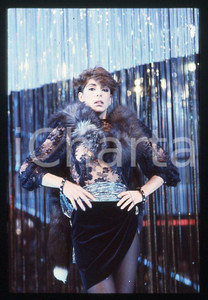 Nadia CASSINI - CANALE 5 Premiatissima 1983 - 35mm vintage slide (4) Diapositiva originale, in formato 35 mm.Per i diritti rivolgersi a ICharta.E' severamente vietata la riproduzione. Tutti i diritti sono riservati.ICharta mette in vendita, sul negozio eBay e in esclusiva sul sito "icharta" il proprio archivio composto da numerose diapositive e negativi fotografici d'epoca, tutti originali e autentici, che attraversano la storia del costume tra la fine degli anni Sessanta e Novanta.Si tratta di uno sguardo inedito sull'attualità , la politica, la vita quotidiana, il gossip e la cultura, che fotografa il cambiamento della nazione in quest'ultimo scorcio del XX secolo.Un'occasione unica per il mercato del collezionismo, che vede finalmente disponibile un archivio eccezionale per vastità , tematiche e condizioni, in un settore (il negativo fotografico e la diapositiva) di assoluta novità e dalle interessanti prospettive di investimento. GOOD/buono   originale e autentica 1