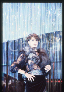 Nadia CASSINI - CANALE 5 Premiatissima 1983 - 35mm vintage slide (3) Diapositiva originale, in formato 35 mm.Per i diritti rivolgersi a ICharta.E' severamente vietata la riproduzione. Tutti i diritti sono riservati.ICharta mette in vendita, sul negozio eBay e in esclusiva sul sito "icharta" il proprio archivio composto da numerose diapositive e negativi fotografici d'epoca, tutti originali e autentici, che attraversano la storia del costume tra la fine degli anni Sessanta e Novanta.Si tratta di uno sguardo inedito sull'attualità , la politica, la vita quotidiana, il gossip e la cultura, che fotografa il cambiamento della nazione in quest'ultimo scorcio del XX secolo.Un'occasione unica per il mercato del collezionismo, che vede finalmente disponibile un archivio eccezionale per vastità , tematiche e condizioni, in un settore (il negativo fotografico e la diapositiva) di assoluta novità e dalle interessanti prospettive di investimento. GOOD/buono   originale e autentica 1