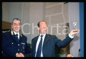 1000 MIGLIA - BRESCIA 1999 35 mm vintage slide 7 Diapositiva d'epoca, in formato 35 mm.CONDIZIONI: GOODE' severamente vietata la riproduzione. Tutti i diritti sono riservati.Nella diapositiva ICharta mette in vendita, sul negozio eBay e in esclusiva sul sito "icharta" il proprio archivio composto da numerose diapositive e negativi fotografici d'epoca, tutti originali e autentici, che attraversano la storia del costume italiano tra gli la fine degli anni Sessanta e Novanta.Si tratta di uno sguardo inedito sull'attualità , la politica, la vita quotidiana, il gossip e la cultura, che fotografa il cambiamento della nazione in quest'ultimo scorcio del XX secolo. Un'occasione unica per il mercato del collezionismo, che vede finalmente disponibile un archivio eccezionale per vastità , tematiche e condizioni, in un settore (il negativo fotografico e la diapositiva) di assoluta novità e dalle interessanti prospettive di investimento.  GOOD/buono   originale e autentica 1