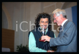 Alessandro BERGONZONI 1000 MIGLIA BRESCIA 1999 35 mm vintage slide Diapositiva d'epoca, in formato 35 mm.CONDIZIONI: GOODE' severamente vietata la riproduzione. Tutti i diritti sono riservati.Nella diapositiva ICharta mette in vendita, sul negozio eBay e in esclusiva sul sito "icharta" il proprio archivio composto da numerose diapositive e negativi fotografici d'epoca, tutti originali e autentici, che attraversano la storia del costume italiano tra gli la fine degli anni Sessanta e Novanta.Si tratta di uno sguardo inedito sull'attualità , la politica, la vita quotidiana, il gossip e la cultura, che fotografa il cambiamento della nazione in quest'ultimo scorcio del XX secolo. Un'occasione unica per il mercato del collezionismo, che vede finalmente disponibile un archivio eccezionale per vastità , tematiche e condizioni, in un settore (il negativo fotografico e la diapositiva) di assoluta novità e dalle interessanti prospettive di investimento.   GOOD/buono   originale e autentica 1